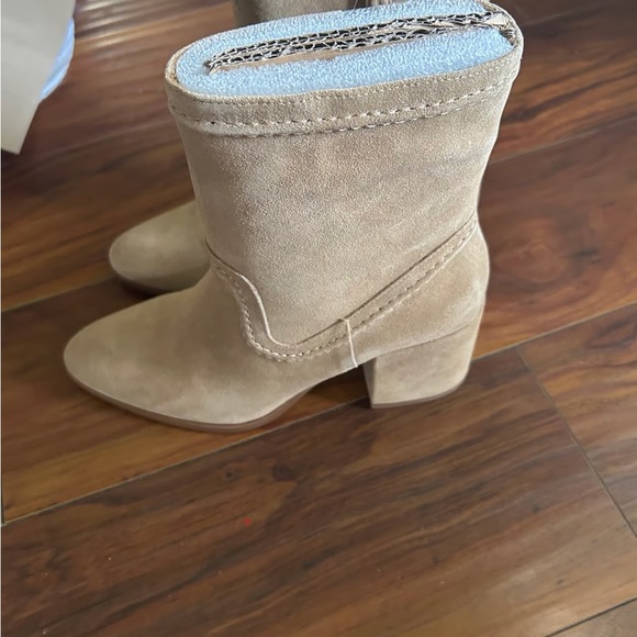 Elegant Tan Heeled Boots - Picture 3 of 7